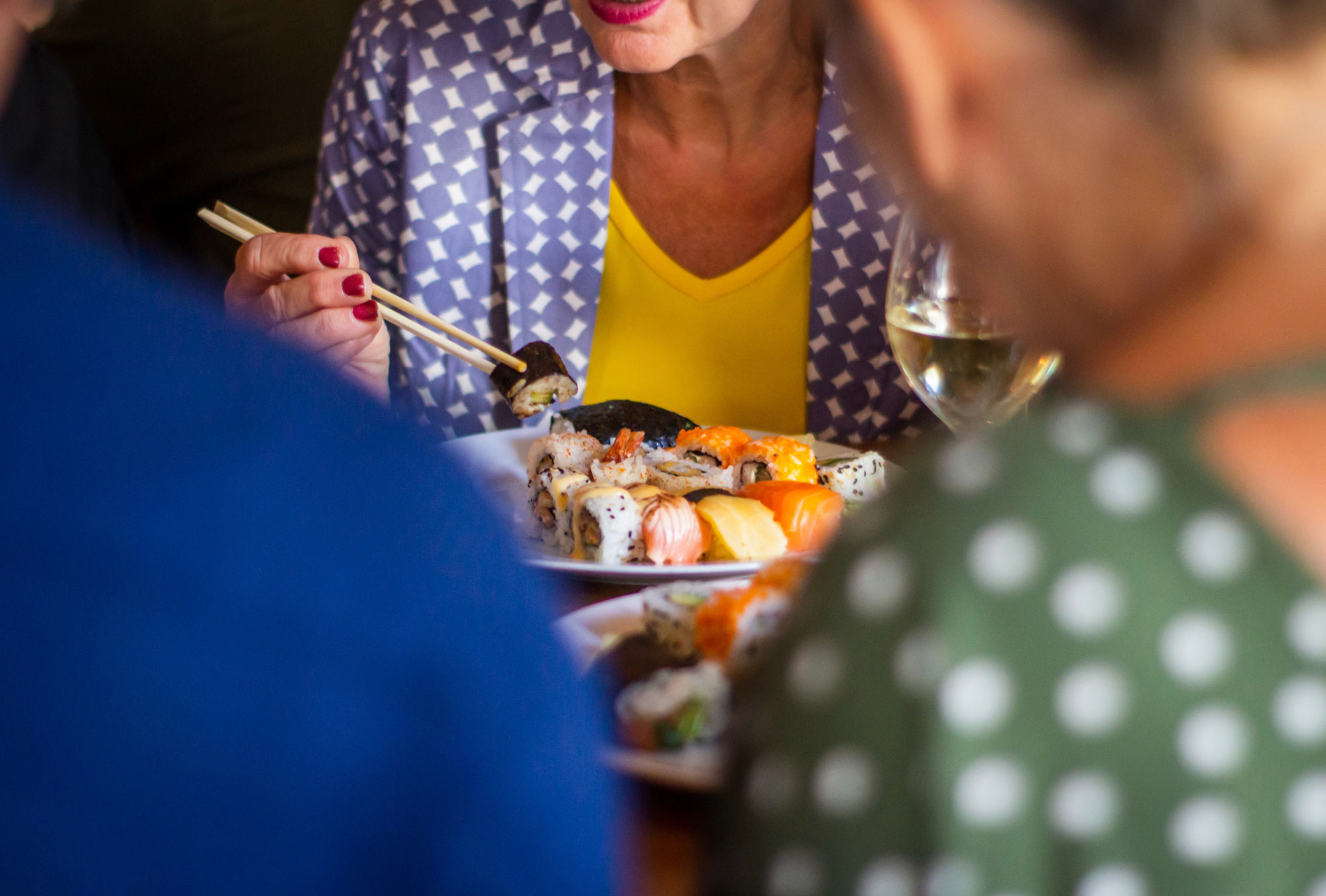 Teller mit Sushi und Lachs — J.J. s Paradise Home Panglao